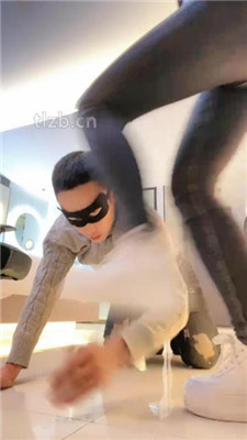 图片[9]_【魅儿】小白鞋碾压狗爪/白袜脚辱狗/胯下奴/裸足插嘴_HD绳艺资源