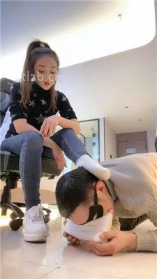 图片[11]_【魅儿】小白鞋碾压狗爪/白袜脚辱狗/胯下奴/裸足插嘴_HD绳艺资源