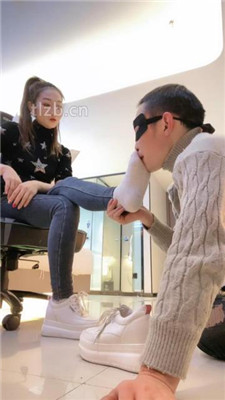 图片[12]_【魅儿】小白鞋碾压狗爪/白袜脚辱狗/胯下奴/裸足插嘴_HD绳艺资源