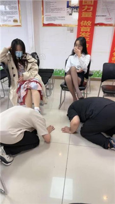 【尤物大大】会议室多素人S群调-骑马/舔脏鞋臭脚/转胯踩踏_HD绳艺资源