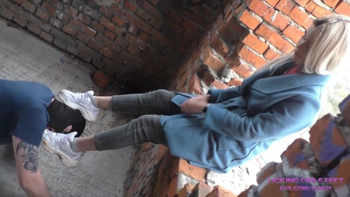 Nicole绳艺导师烂尾楼残虐贱狗，舔脏鞋底喝浓痰！还拍照羞辱！_HD绳艺资源