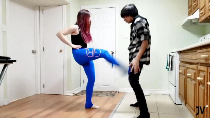 狠毒美少女连环腿高难度挑战踢裆！踢得可怜小伙死去活来各种打滚！_HD绳艺资源