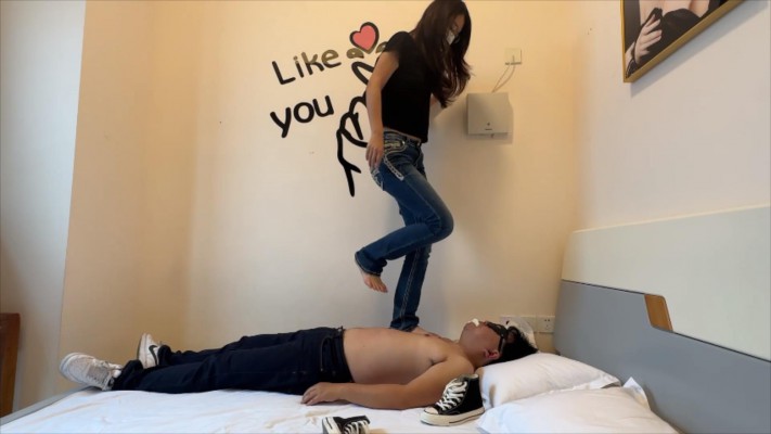 图片[4]_【无双sama】牛仔裤匡威裸足踩踏_HD绳艺资源