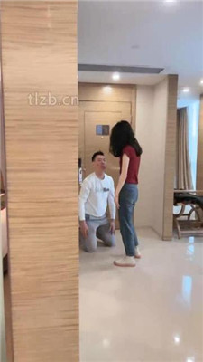 【万一】高跟匡威玩弄绿帽前任/踩狗爪/舔超脏鞋底/桌底虐/捂脸_HD绳艺资源