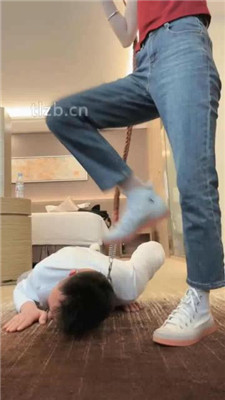 图片[13]_【万一】高跟匡威玩弄绿帽前任/踩狗爪/舔超脏鞋底/桌底虐/捂脸_HD绳艺资源