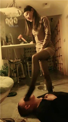 图片[4]_【梓S】抽耳光/踩踏/跪舔黑丝脚/坐脸窒息_HD绳艺资源