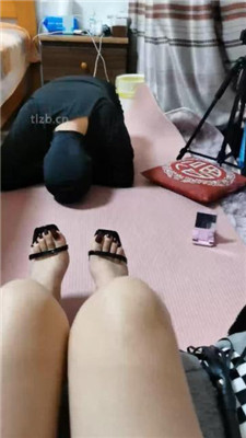 【皮皮】高跟凉鞋裸足玩贱奴/美腿踩踏_HD绳艺资源