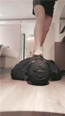 图片[11]_【bibi团】清理脏鞋底/全体重踩踏/赏赐圣水_HD绳艺资源