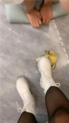 图片[2]_【瑶瑶】母畜-踩踏香蕉喂食/清理脏鞋底/转胯sp/黑丝酸奶脚_HD绳艺资源