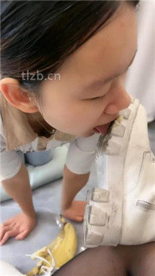 图片[3]_【瑶瑶】母畜-踩踏香蕉喂食/清理脏鞋底/转胯sp/黑丝酸奶脚_HD绳艺资源