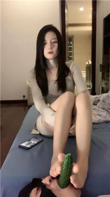 图片[4]_【宝爷】裸足美腿玩虐-黄瓜插嘴_HD绳艺资源