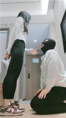 图片[4]_【妮蔻】踩狗爪/夹头/提档/窒息/鞋子插嘴/闻舔肉丝_HD绳艺资源