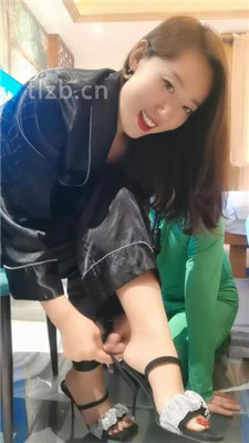 【冷御绳艺导师】胯下遛狗/脚喂食/踩踏/品尝臭脚_HD绳艺资源