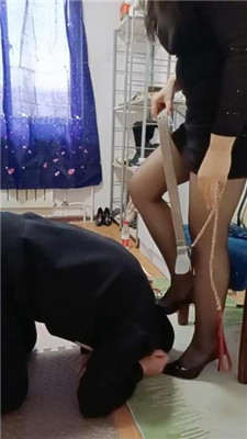 【平凡】圈养家奴-黑丝高跟恋足舔_HD绳艺资源