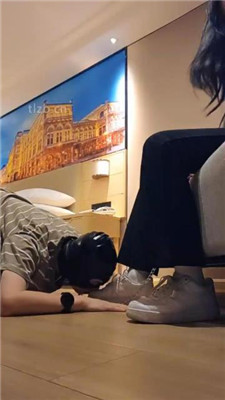 【广州上头姐妹s】跪舔小白鞋白袜/踩踏/裸足插嘴_HD绳艺资源