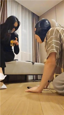 图片[14]_【广州上头姐妹s】跪舔小白鞋白袜/踩踏/裸足插嘴_HD绳艺资源