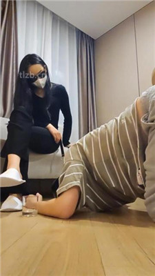 图片[17]_【广州上头姐妹s】跪舔小白鞋白袜/踩踏/裸足插嘴_HD绳艺资源