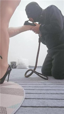 图片[10]_【bibi团】闻香水发骚/转胯/高跟崇拜/舔运动鞋底_HD绳艺资源