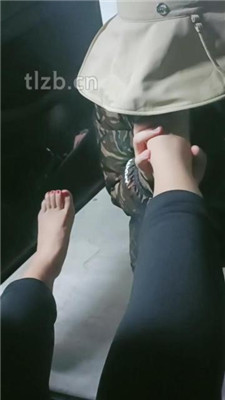 图片[4]_【嗯哼】停车场-跪舔原味白袜脚_HD绳艺资源