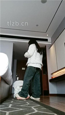 【爱可呀】双S-伺候超模学姐-胯下羞辱/舔脚清理鞋底_HD绳艺资源