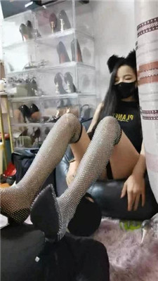 【皮皮】漂亮女郎-性感大长腿踩脚垫_HD绳艺资源