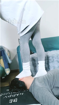 图片[12]_【幽魅】运动鞋白袜全体重踩地毯/白袜蹂躏狗脸_HD绳艺资源