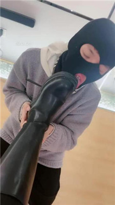 图片[2]_【琪琪美美子】调03年小奶狗-跪舔长靴/踩踏骑马/钻胯_HD绳艺资源