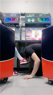 【小妮】网吧-电竞桌底甘愿做奴【完整版】_HD绳艺资源