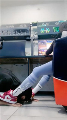 图片[2]_【小妮】网吧-电竞桌底甘愿做奴【完整版】_HD绳艺资源