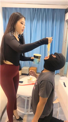 【猫爷】喂食圣水泡面/训练/转胯/舔脏鞋/抽耳光_HD绳艺资源