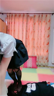 图片[4]_【艾琳】坐脸窒息/虐乳/黑丝脚插嘴/踩踏_HD绳艺资源