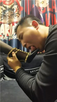 图片[2]_【丝温】跪舔铆钉高跟黑丝/臭脚喂食/骑马转胯踩踏_HD绳艺资源