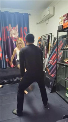 图片[15]_【丝温】跪舔铆钉高跟黑丝/臭脚喂食/骑马转胯踩踏_HD绳艺资源