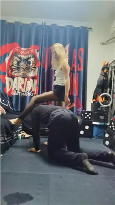 图片[19]_【丝温】跪舔铆钉高跟黑丝/臭脚喂食/骑马转胯踩踏_HD绳艺资源