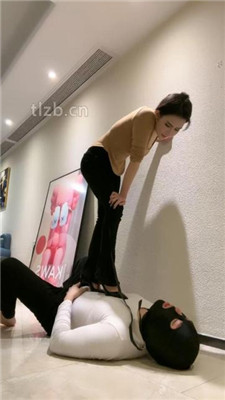 图片[13]_【亚兮】桌底狂舔脏鞋臭袜/坐脸窒息_HD绳艺资源