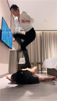 图片[12]_【孤傲女帝】长靴踩踏/重度踢踹/白袜蹂躏/腿绞转胯【双视角版】_HD绳艺资源