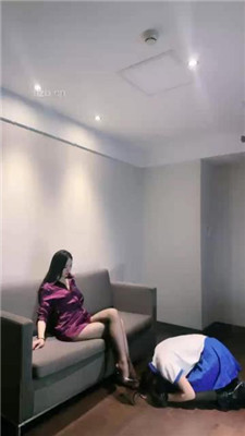 【司宁青】母畜-强迫喝圣水/高跟黑丝踩踏/脚插嘴_HD绳艺资源