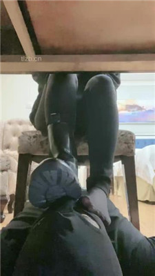 【甜一】桌底视角-臭脚丫熏狗奴_HD绳艺资源