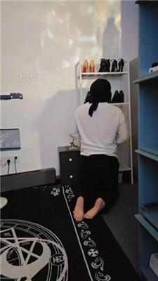 图片[10]_【重庆沐子】嘴叼鞋爬行/清理脏鞋/踩踏臭脚捂脸_HD绳艺资源