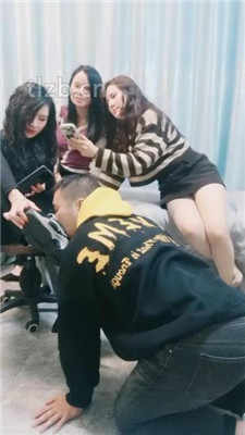 【木子大大】3S美容院调奴-骑脖/舔脏鞋臭脚/踢踹【三视角版】_HD绳艺资源