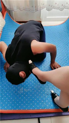 【秋天】跪舔高跟的贱奴_HD绳艺资源