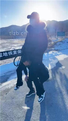 【沐夏夜】户外景区溜双狗_HD绳艺资源