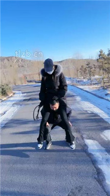 图片[3]_【沐夏夜】户外景区溜双狗_HD绳艺资源