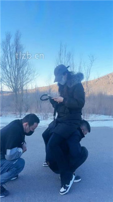 图片[12]_【沐夏夜】户外景区溜双狗_HD绳艺资源