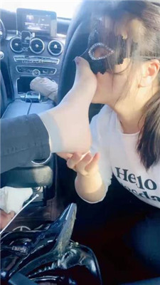 【高傲】情侣奴-车内舔脏鞋臭脚_HD绳艺资源