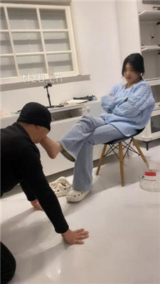 图片[3]_【03小殿下】嘴叼鞋/跪舔白袜裸足/对鞋磕头_HD绳艺资源