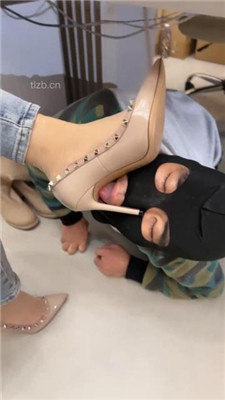 图片[7]_【喵主】桌底视角-胯下辱/铆钉高跟碾压踩/臭脚捂脸_HD绳艺资源