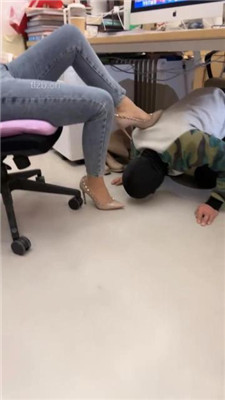 图片[8]_【喵主】桌底视角-胯下辱/铆钉高跟碾压踩/臭脚捂脸_HD绳艺资源