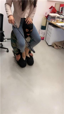 图片[14]_【喵主】桌底视角-胯下辱/铆钉高跟碾压踩/臭脚捂脸_HD绳艺资源