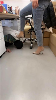 图片[16]_【喵主】桌底视角-胯下辱/铆钉高跟碾压踩/臭脚捂脸_HD绳艺资源